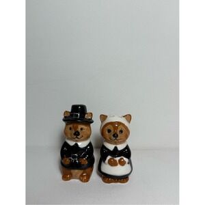 Cracker Barrel Pilgrim Squirrel Couple Mini Salt & Pepper Shakers Ceramic NWT